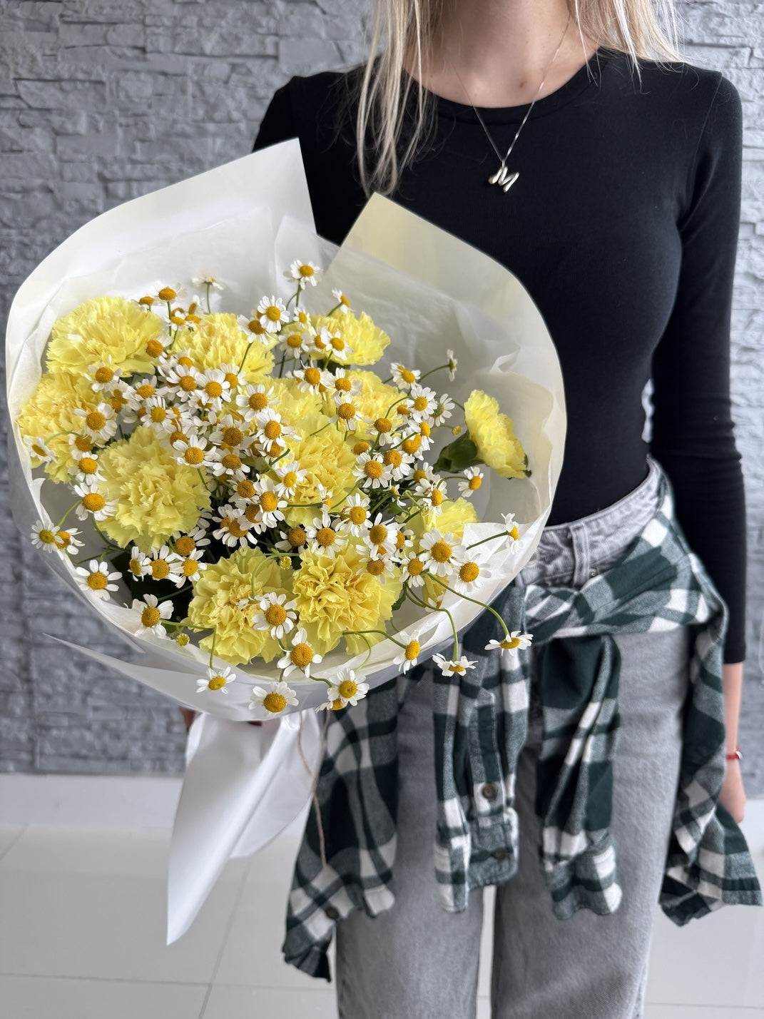 Golden Breeze - 12 carnations and camomile