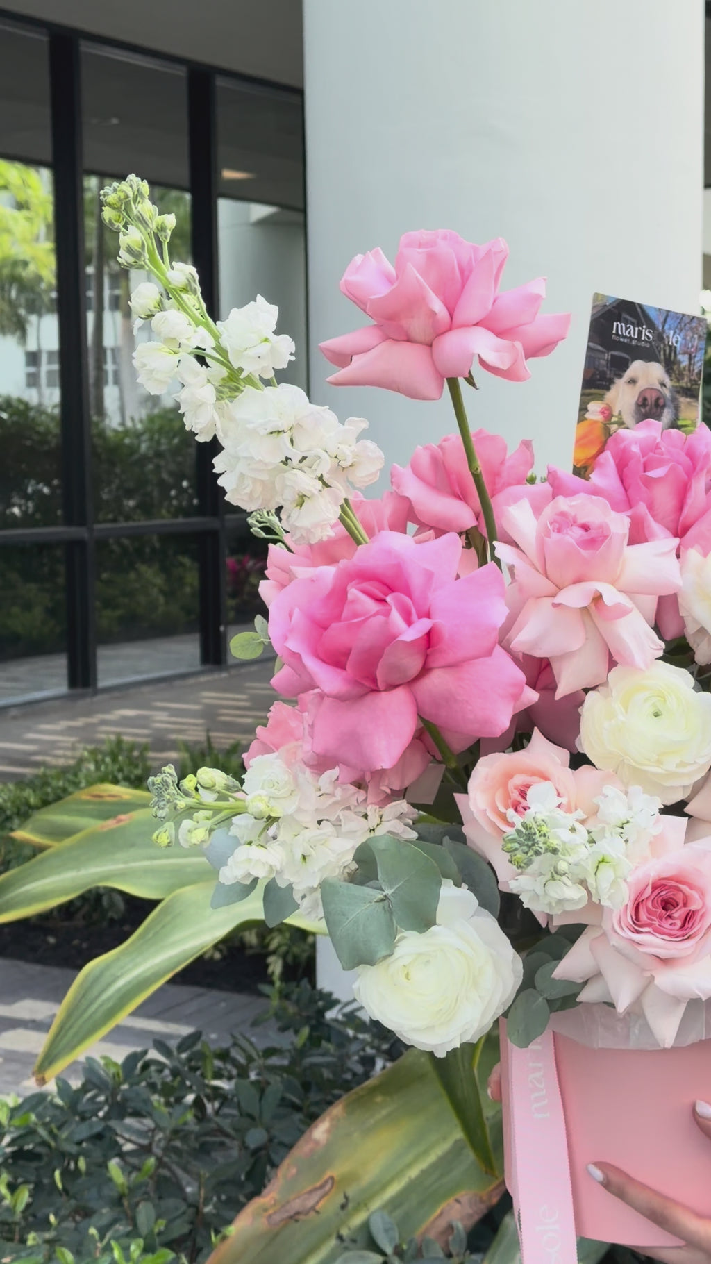 Caja Royal Garden: rosas de jardín, rosas francesas, ranúnculos, alhelíes y eucaliptos