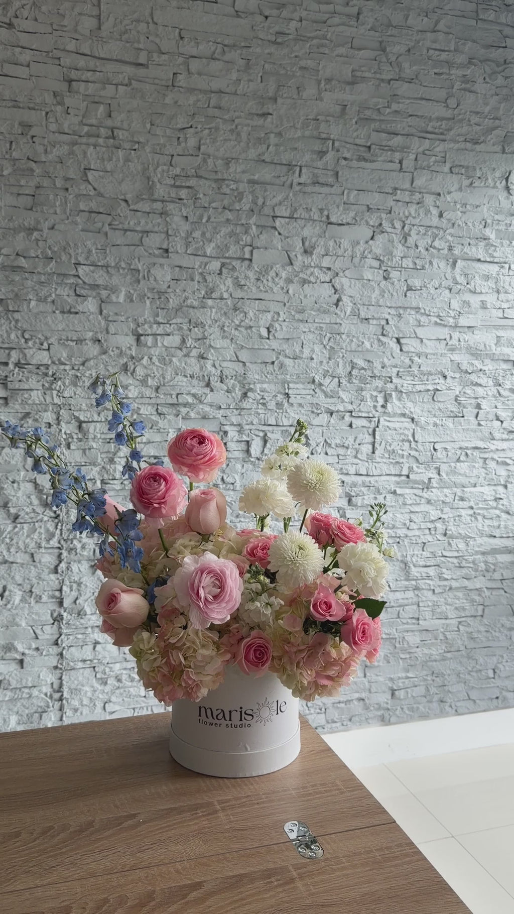 Romance en Rosa – Hortensias, Claveles, Ranúnculos, Rosas Spray, Crisantemos, Delfinios