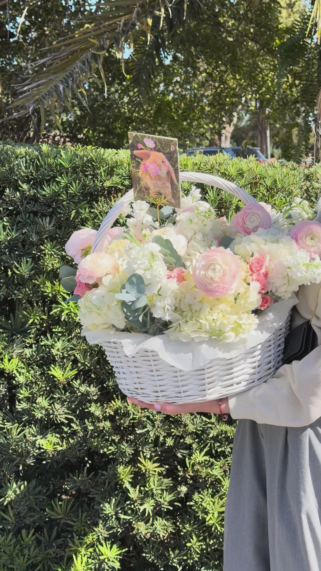 Cesta Su Sonrisa – Ranúnculos, Hortensias, Rosas de Tallo, Alhelí, Eucalipto