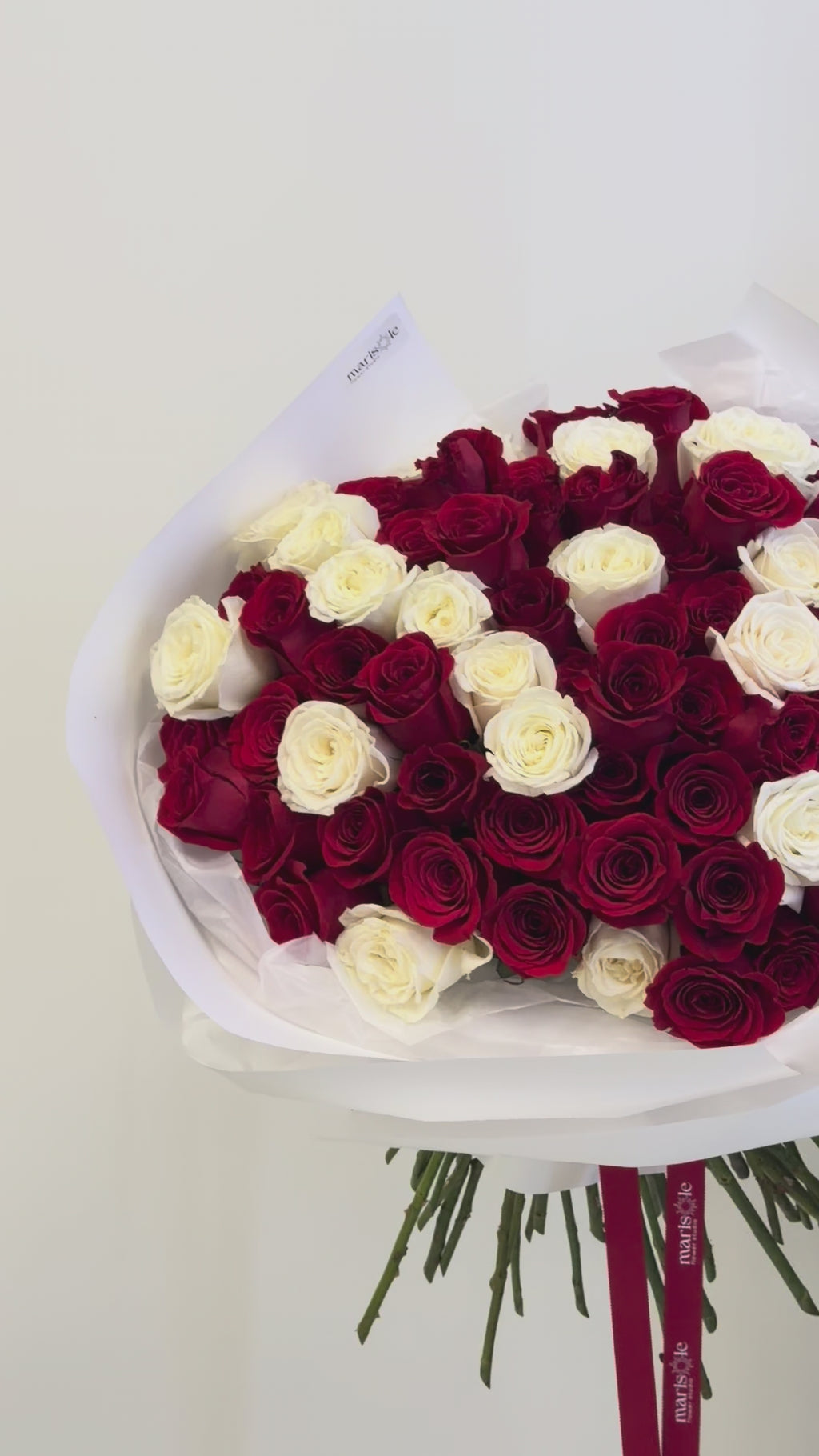 Combinación de Cupido: Rosas rojas y blancas