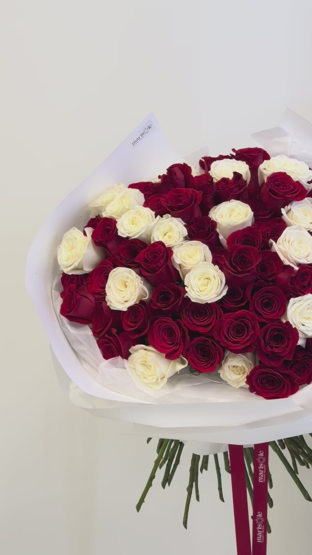 Combinación de Cupido: Rosas rojas y blancas