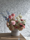 Romance en Rosa – Hortensias, Claveles, Ranúnculos, Rosas Spray, Crisantemos, Delfinios
